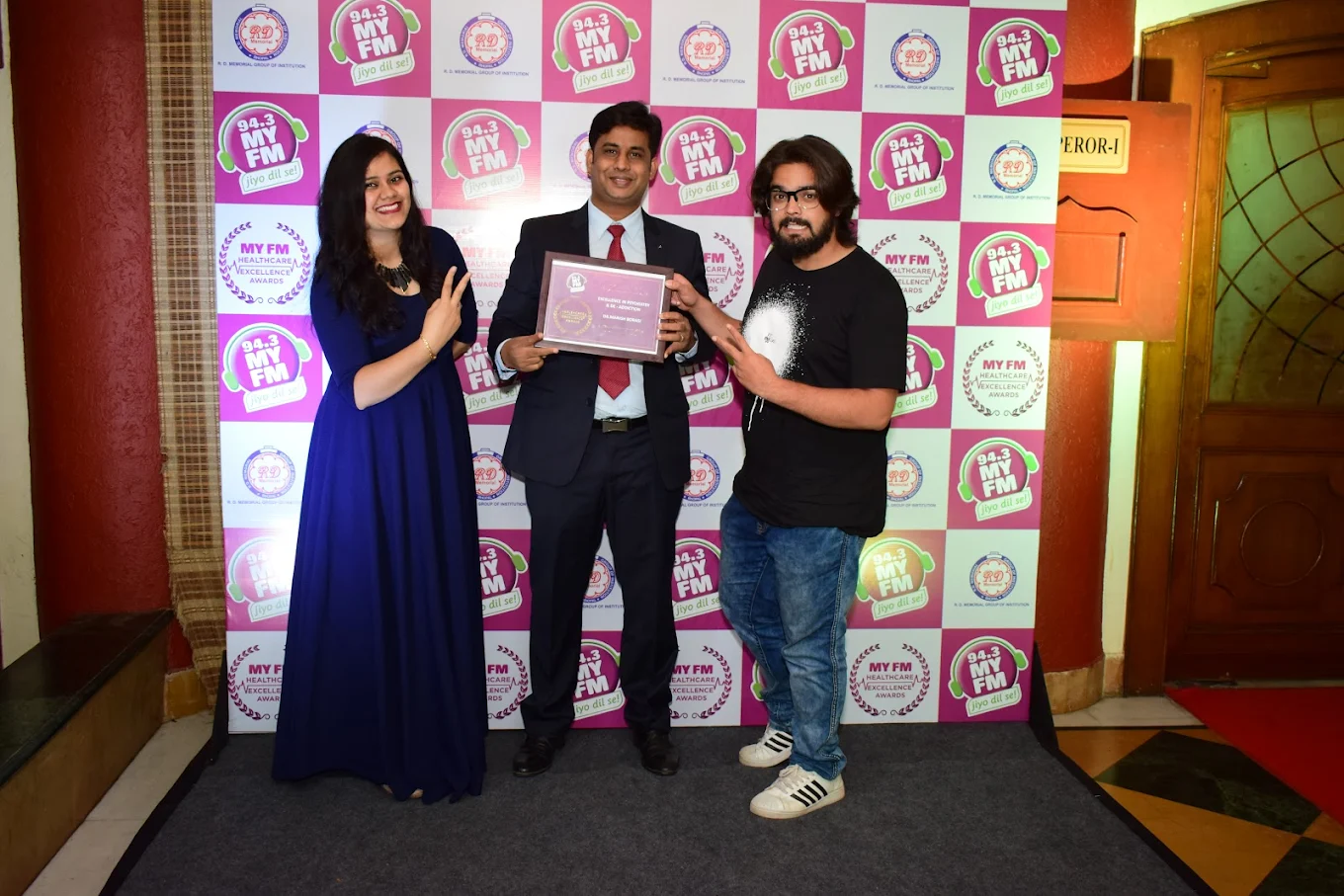 Dr. Manish Borasi Best Psychiatrist in Bhopal receiving healthcare excellence award MY FM event